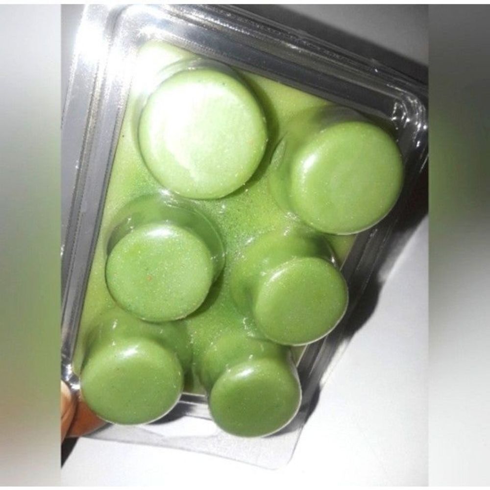 Hand crafted Spring Green waxmelt Rounds - Picture 2 of 4